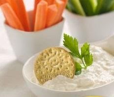 Hummus con zanahoria y galletas de 152.6 Kcal