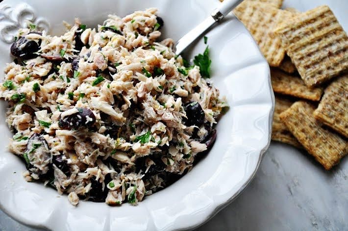 Tostadas con atún y aceitunas