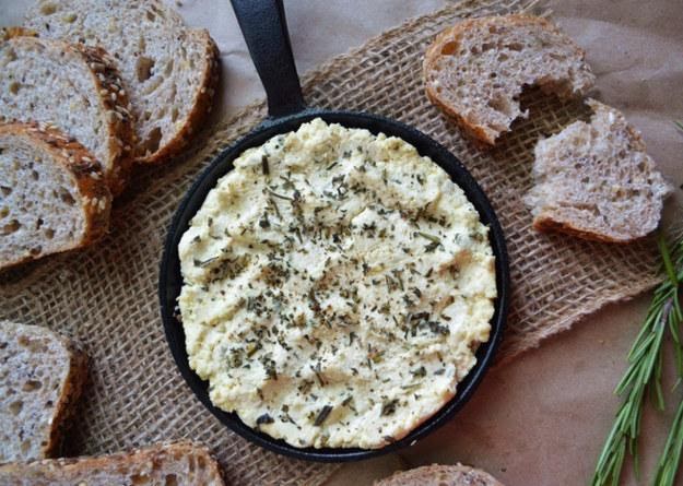 Pan con dip de requesón de 217 Kcal