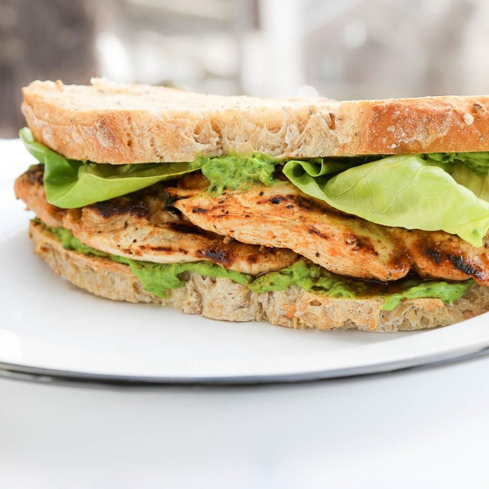 Sándwich de pollo con hierbas de 187.2 Kcal