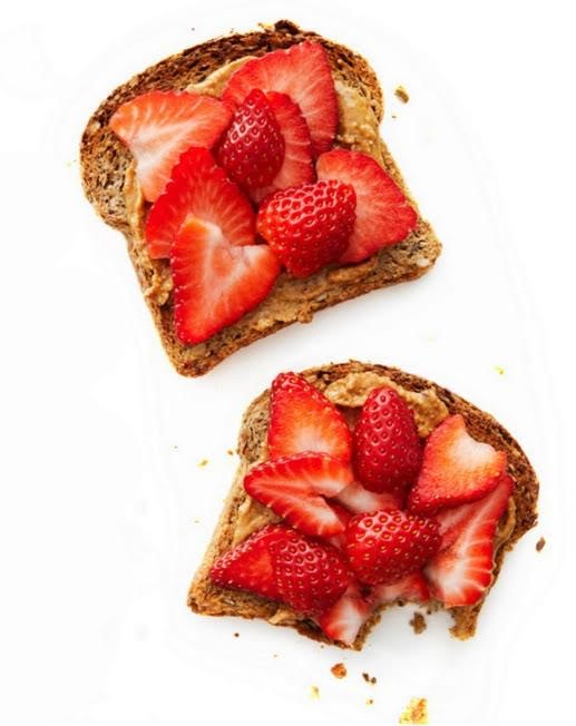 Toast con fresas y leche de coco