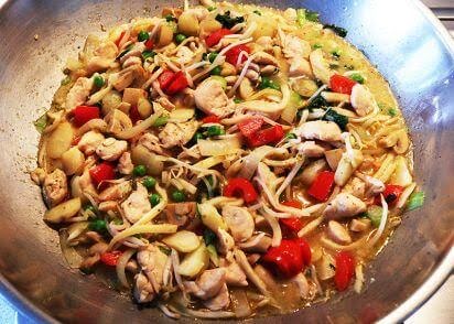 Chop suey con pollo de 529.96 Kcal