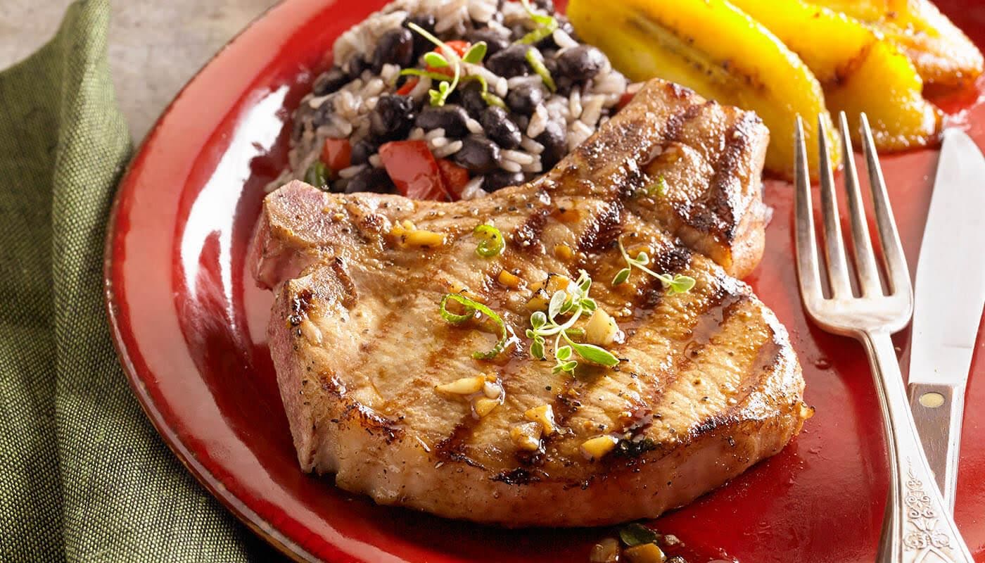 Chuletas de cerdo con ensalada de frijol