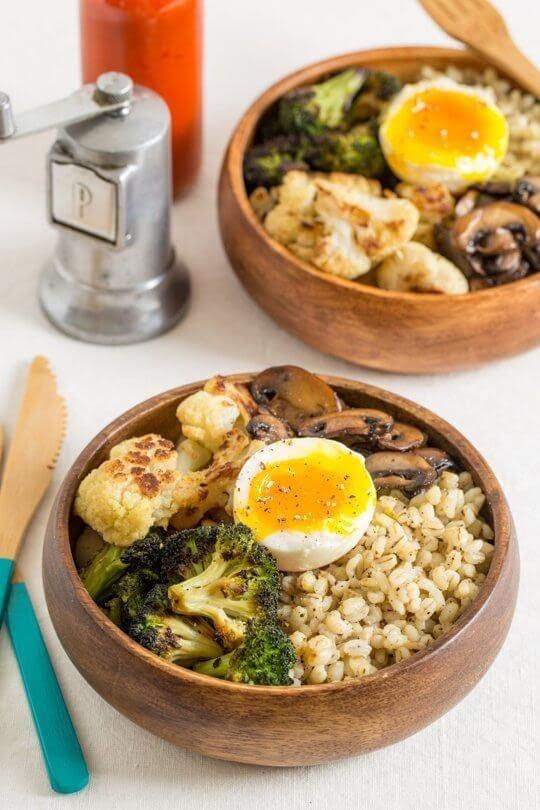 Bowl con huevo cocido y verduras