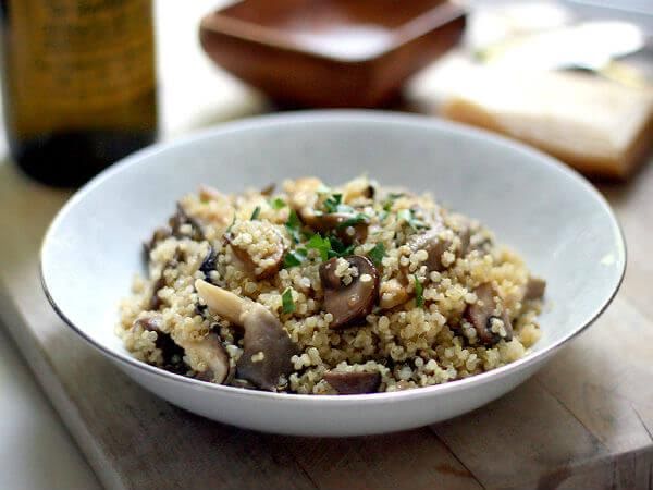 Bowl de quinoa con pollo y champiñones