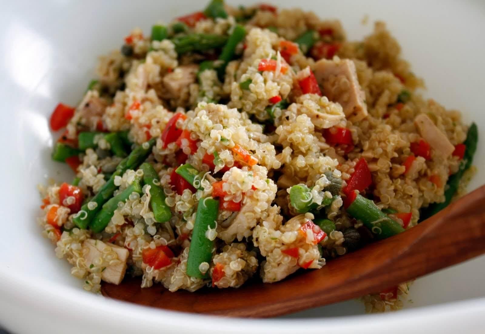 Pepinos rellenos de atún y quinoa cocida