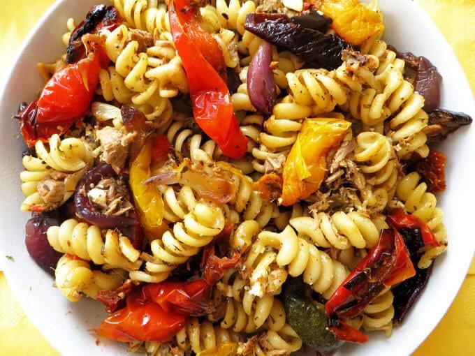 Pasta integral cocida con atún de 159 Kcal