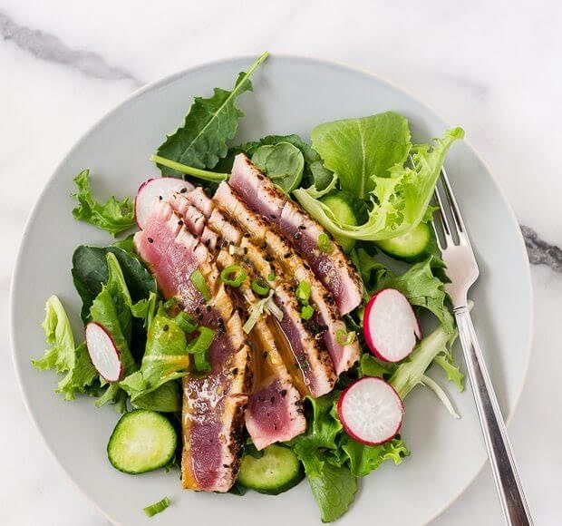 Ensalada de atún sellado de 211.9 Kcal