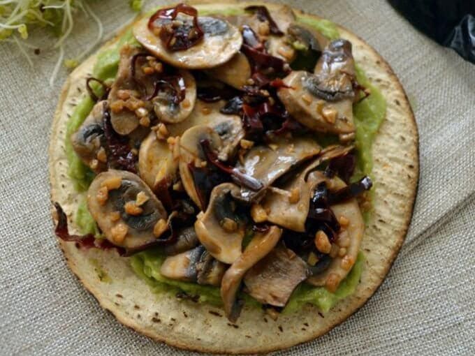 Tostadas con guacamole y champiñón