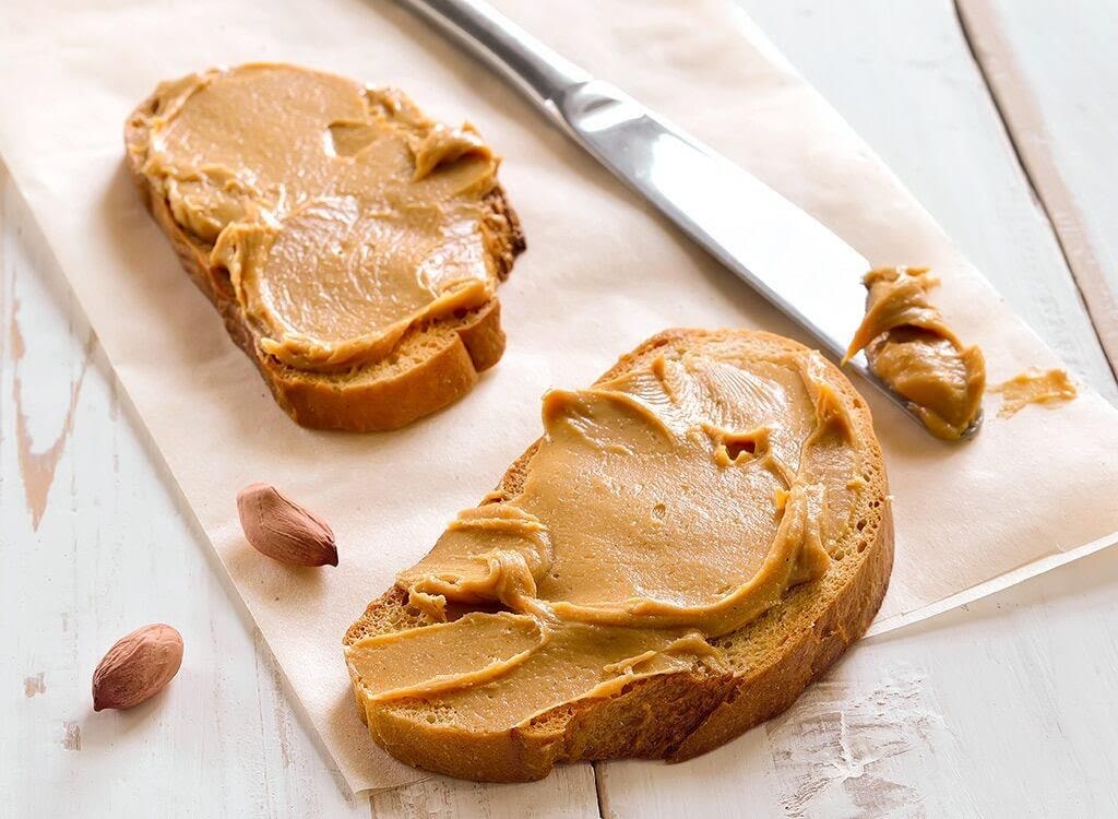 Pan con crema de almendras y smoothie