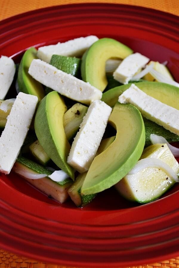 Tostadas con queso y aguacate