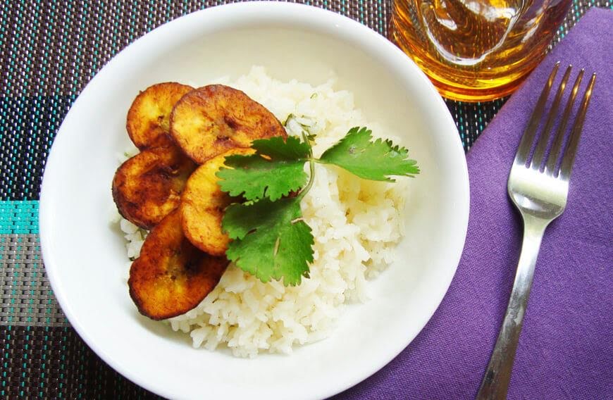 Arroz con pollo y plátano macho