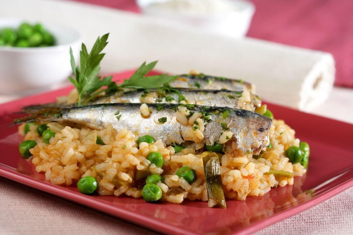 Sardinas con arroz y aguacate de 202 Kcal