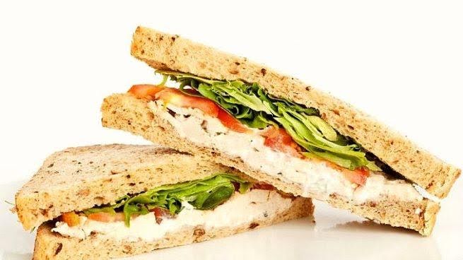 Sándwich de pollo y aguacate de 155 Kcal