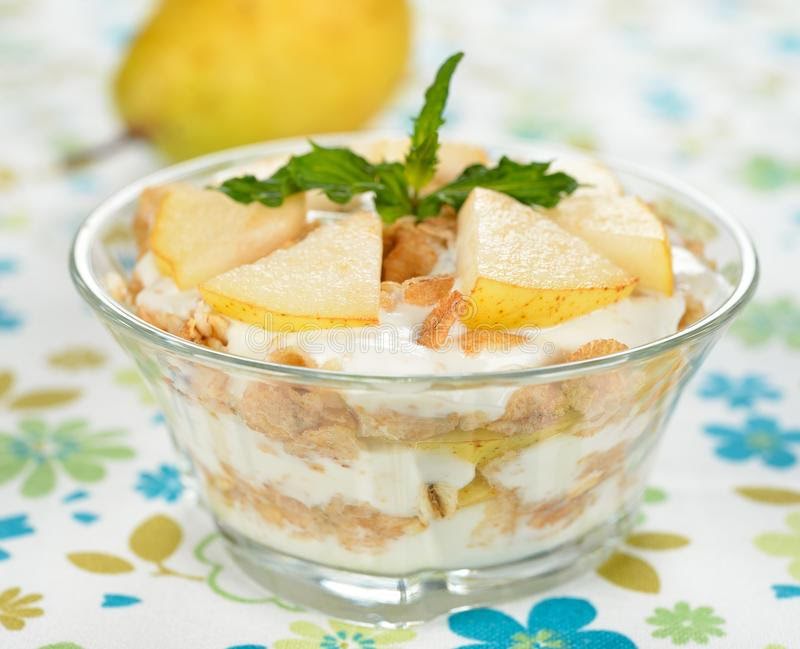 Postre de pera con yogurt de 252 Kcal