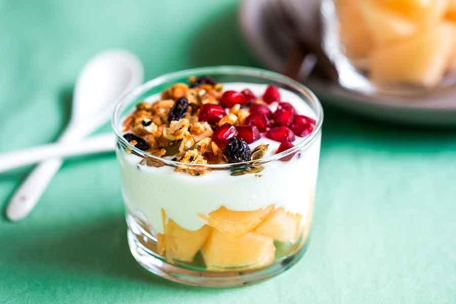 Yogurt con melón y frutos secos