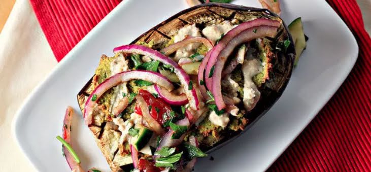Berenjena rellena de hummus y queso manchego por Avena Salud