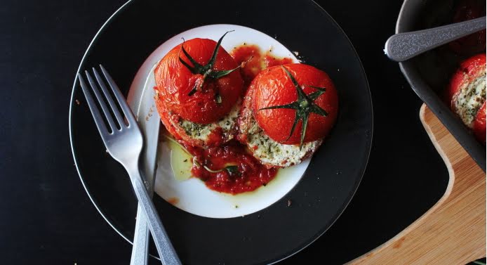 Jitomate relleno de queso ricotta y hierbas finas de 195 Kcal