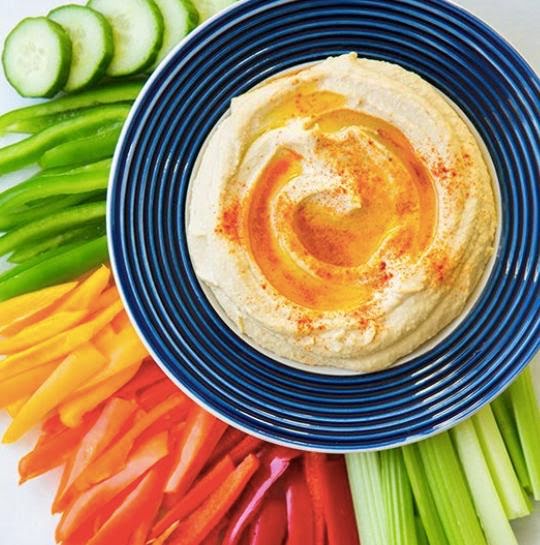 Hummus con verduras al grill