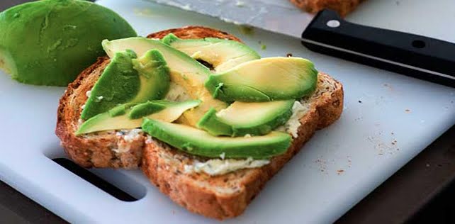 Pan con queso y aguacate