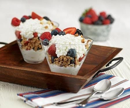 Parfait de frutos rojos con queso cottage de 299 Kcal - Receta fácil en la  app Avena