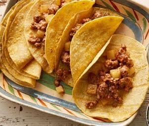 Tacos de res con papa, con agua de guayaba de 284 Kcal