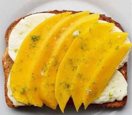 Tostada de mozzarella con mango de 344 Kcal