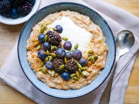 Bowl de avena con zanahoria y moras de 209 Kcal - Receta fácil en la app  Avena