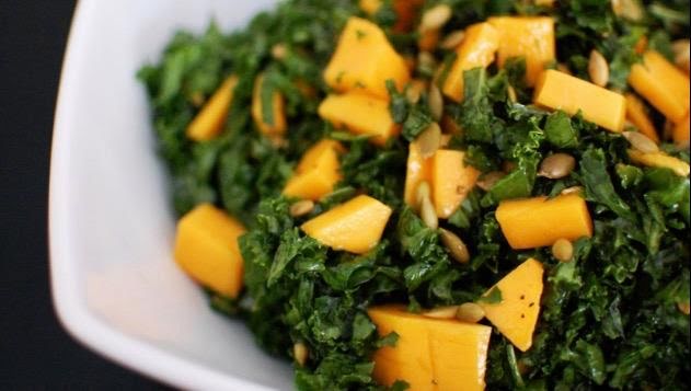 Ensalada con mango y col rizada