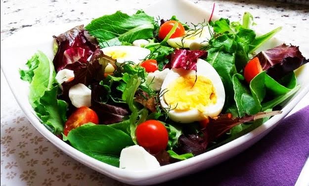 Ensalada de huevo y agua de fresa de 232 Kcal