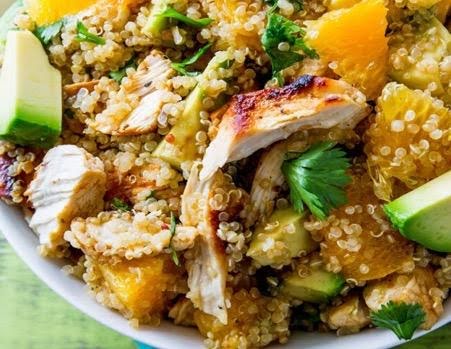 Ensalada de quinoa con pollo, naranja y cacahuate