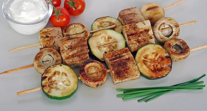 Brochetas de tofu y champiñon