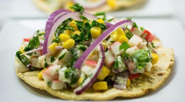 Tostadas de surimi con mango de 222 Kcal