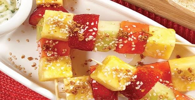 Brochetas de fruta con amaranto y chía de 300 Kcal