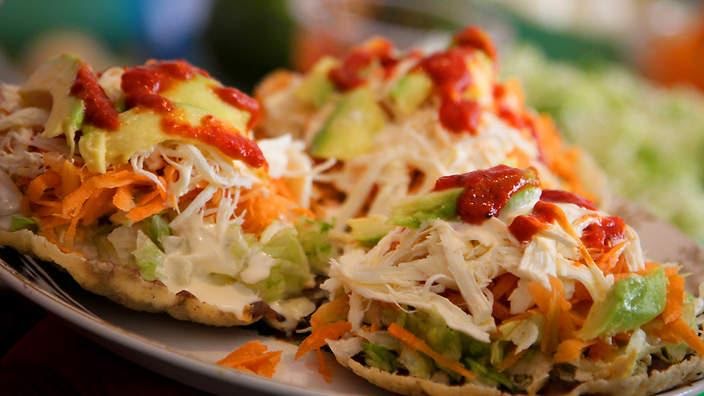 Tostadas de pollo deshebrado de 156 Kcal