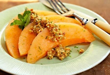 Melón con granola y almendras de 217 Kcal