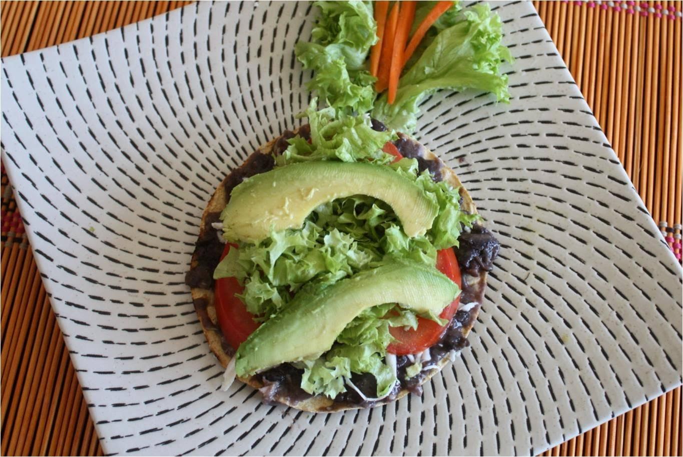 Tostada de frijol y verdura