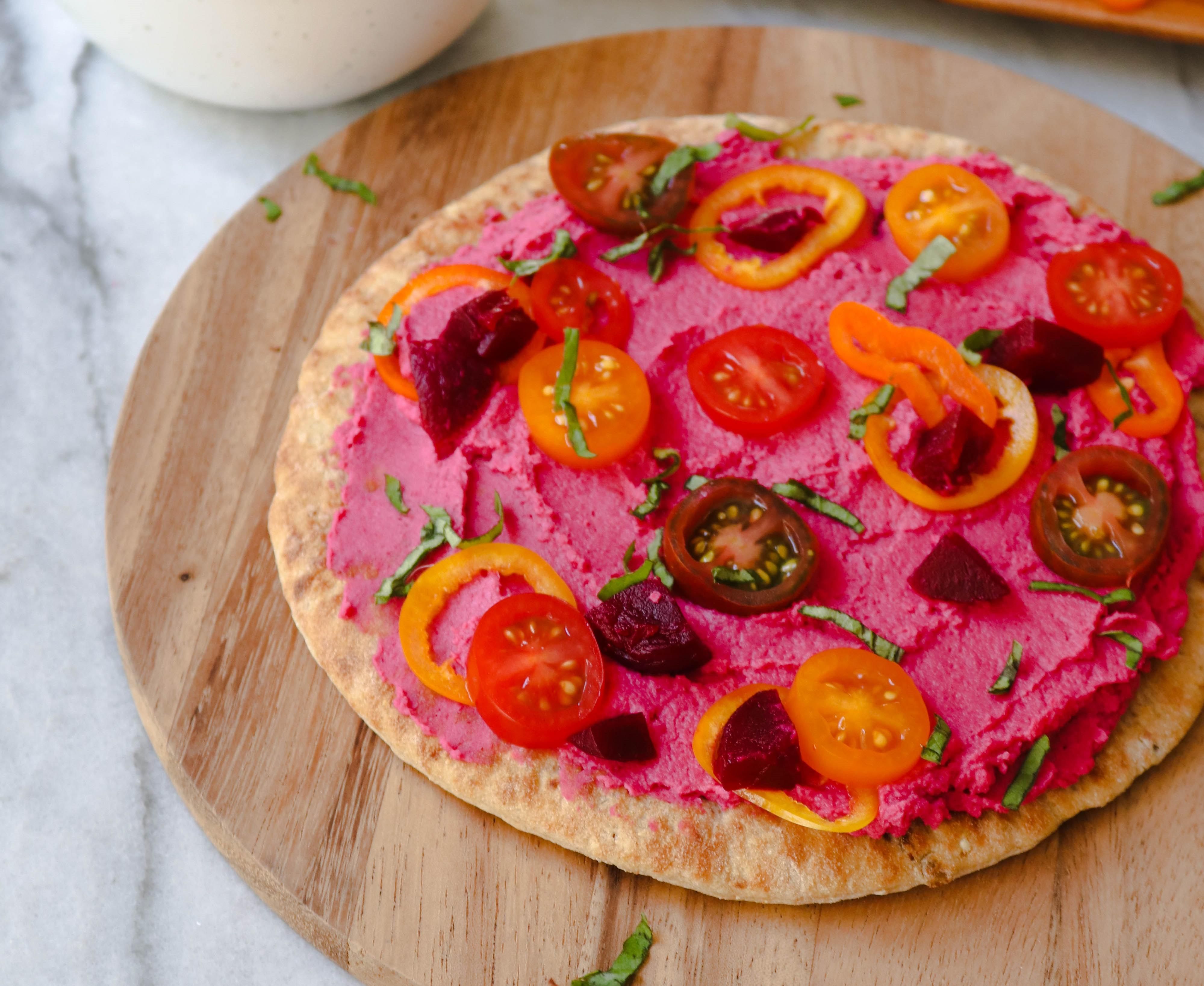 Pizza de pan pita con hummus de betabel de 346 Kcal