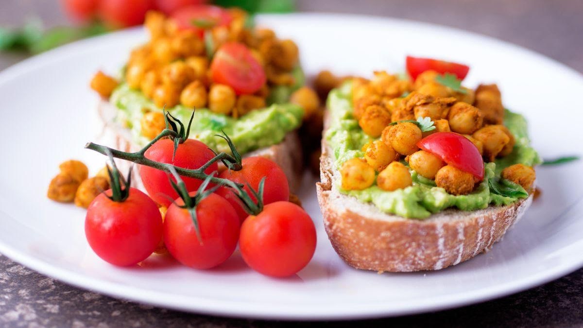 Pan tostado con aguacate, garbanzo y paprika