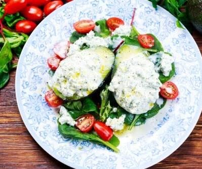 Ensalada de aguacate y queso cottage de 144 Kcal - Receta fácil en la app  Avena