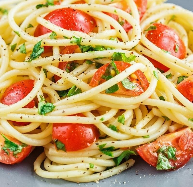 Pasta con jitomate y albahaca de 118.2 Kcal