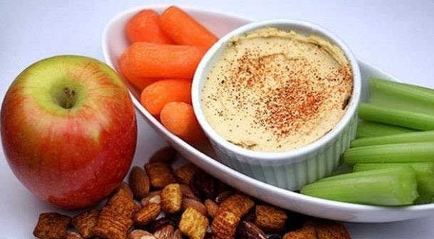 Zanahoria con hummus y manzana de 133.6 Kcal