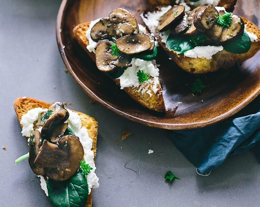 Pan tostado de ricotta y champiñones