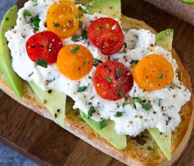 Pan tostado de ricotta y aguacate