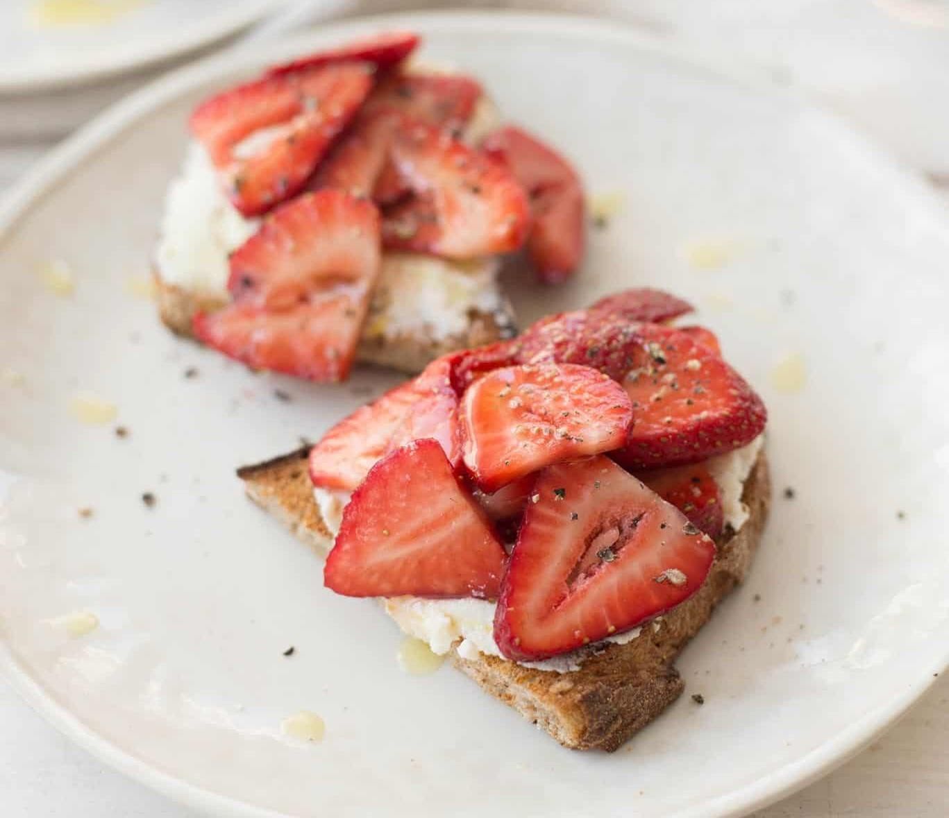 Pan tostado de ricotta y fresa de 224 Kcal