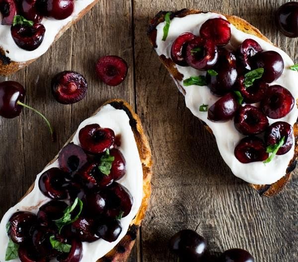 Pan tostado con ricotta y cereza de 227 Kcal