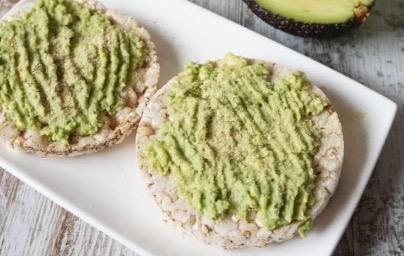 Tortitas de arroz con requesón y aguacate de 192 Kcal