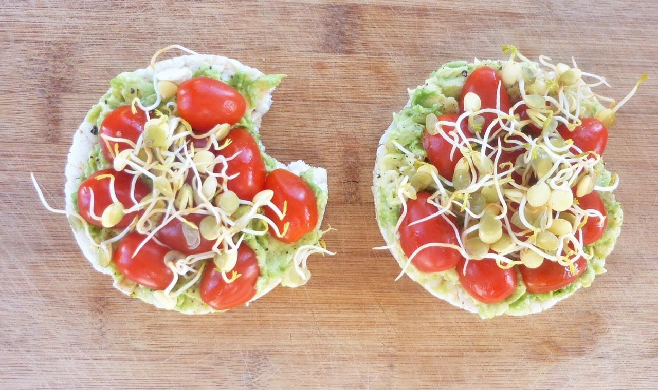 Tortitas de arroz con aguacate y verduras de 216 Kcal