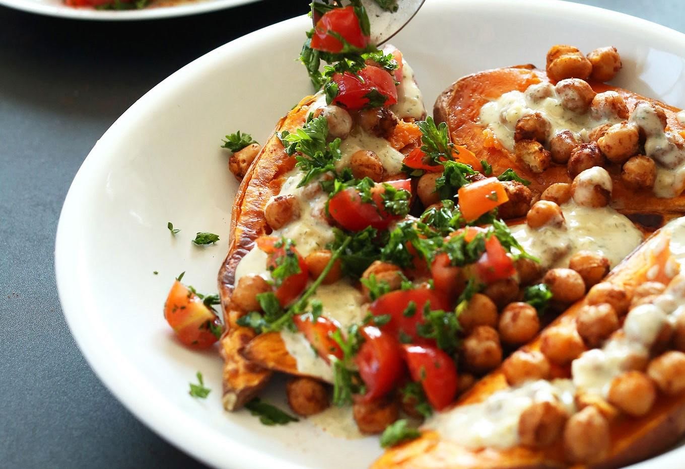 Camote con garbanzo y tahini