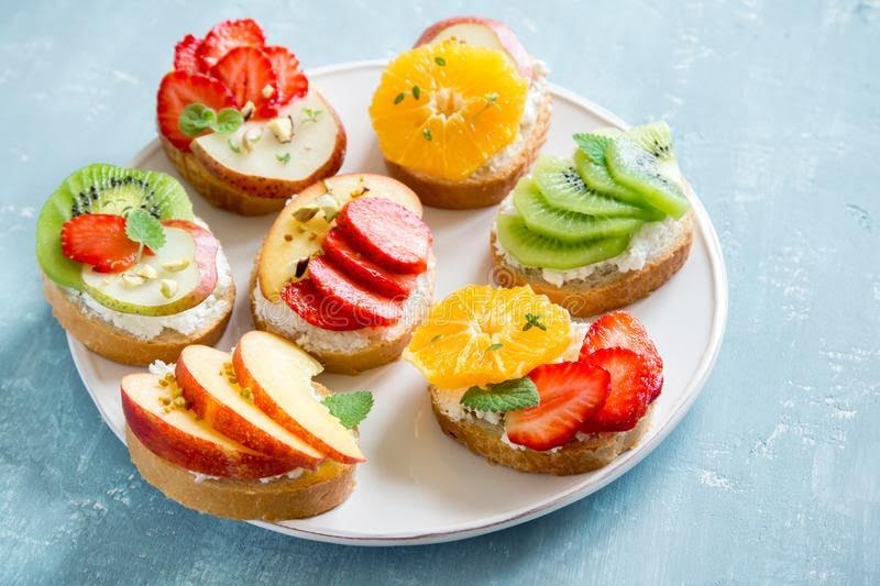 Bocadillos de ricotta y fruta de 438 Kcal